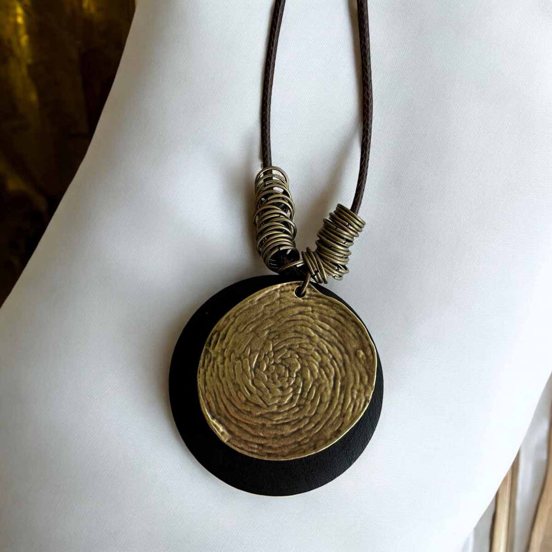 Collier Pendentif en Bois Vintage Boho-Chic Noir